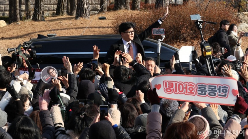 (서울=뉴스1) 안은나 기자 = 한동훈 국민의힘 대표가 16일 서울 여의도 국회에서 당대표 사퇴 관련 기자회견을 마친 뒤 지지자들을 향해 인사하고 있다. (공동취재) 2024.12.16/뉴스1  Copyright (