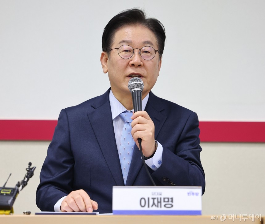 [화성=뉴시스] 김금보 기자 = 이재명 더불어민주당 대표가 11일 오후 경기도 화성시 아비만엔지니어링에서 열린 '경영악화 수출기업 애로 청취 현장 간담회'에서 인사말을 하고 있다. (공동취재) 2025.02.11.