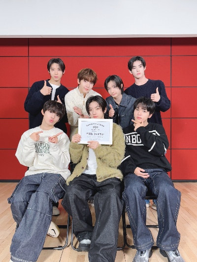 JYP 보이그룹 <b>킥플립</b>, '플립 잇, 킥 잇!' <b>한터차트</b> 초동 <b>인증패</b> 수상