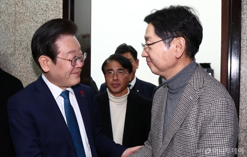 이재명 더불어민주당 대표가 지난해 12월5일 오후 서울 여의도 국회에서 김경수 전 경남도지사와 접견을 마치고 배웅하며 악수하고 있다. / 사진제공=뉴스1
