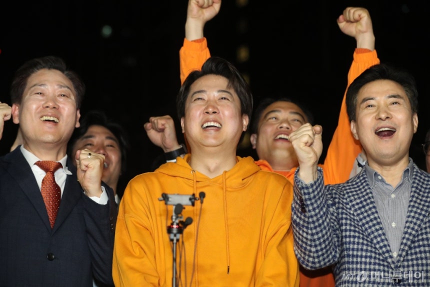 Candidate Lee Jun-seok of the Reform New Party, who ran for the 22nd National Assembly election in Gyeonggi Hwaseong-e, is showing joy as his victory is highly anticipated at Yaeul Park in Hwaseong, Gyeonggi Province, on the morning of the 11th. 2024.4.11/ Photo = News1 / Photo = (Hwaseong = News1) Reporter Kim Yeong-woon
