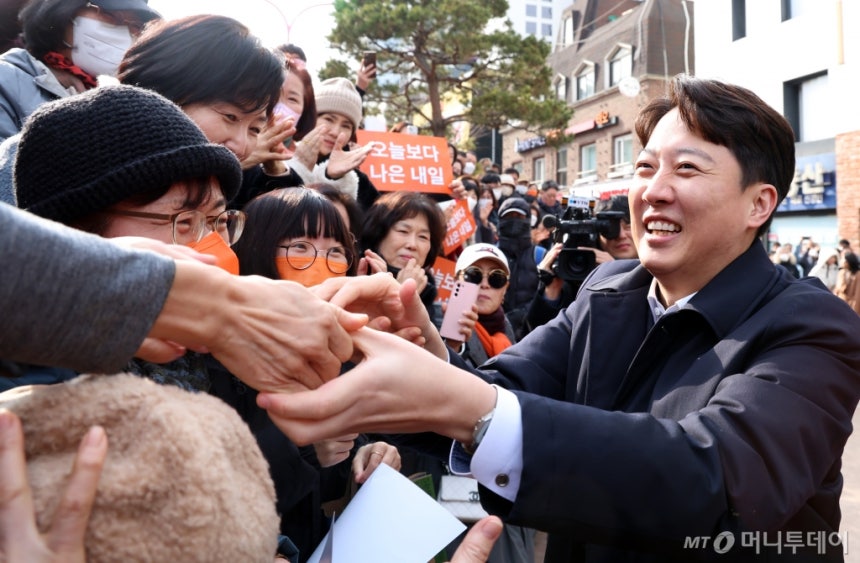 Representative Lee Jun-seok of the Reform New Party greets supporters before a current affairs press conference on Hongdae Street in Mapo-gu, Seoul on the 2nd. 2025.2.2/Photo = News1 / Photo = (Seoul = News1) Reporter Kim Myung-seop