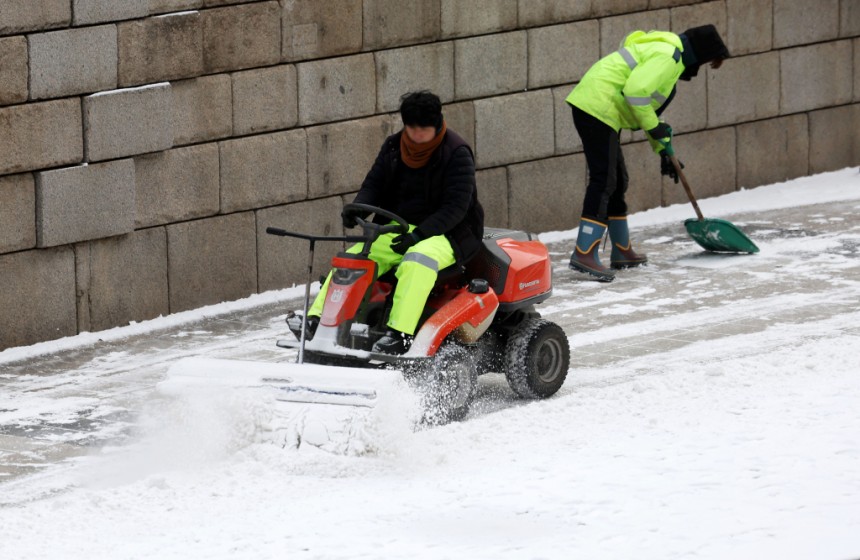 官員們正在首爾Jung -Gu的Cheonggyecheon進行降雪。/photo = news1