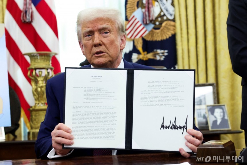 美國總統唐納德·特朗普（Donald Trump）將於2月13日在美國華盛頓的白宮橢圓形辦公室聽取有關相互關稅的行政令。/reuters = news1
