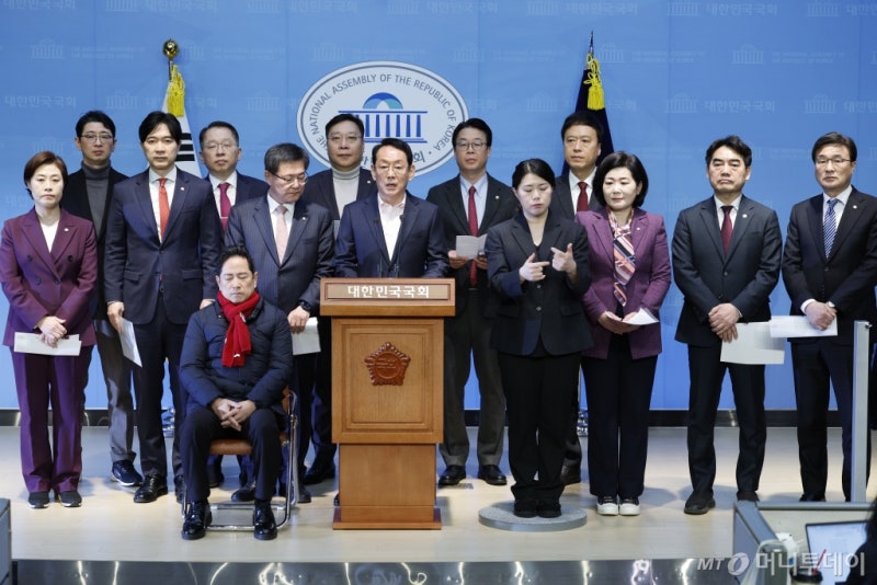 '<b>북극항로 개척</b>' <b>이재명</b> 부산 방문에…與 "산은 부산 이전부터 해결하라...