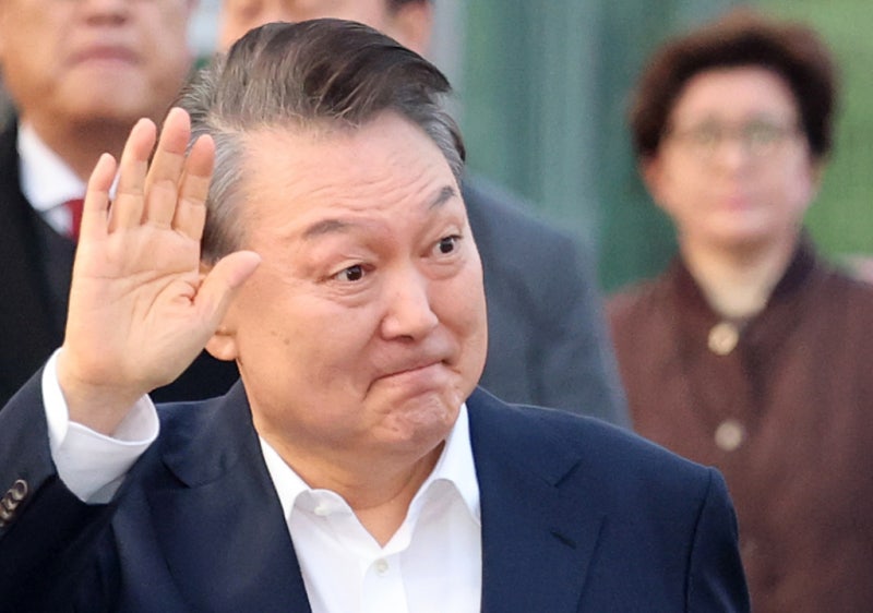 구치소서 걸어 나온 윤 <b>대통령</b>…<b>관저</b> 앞에서도 <b>지지자</b>들에 인사