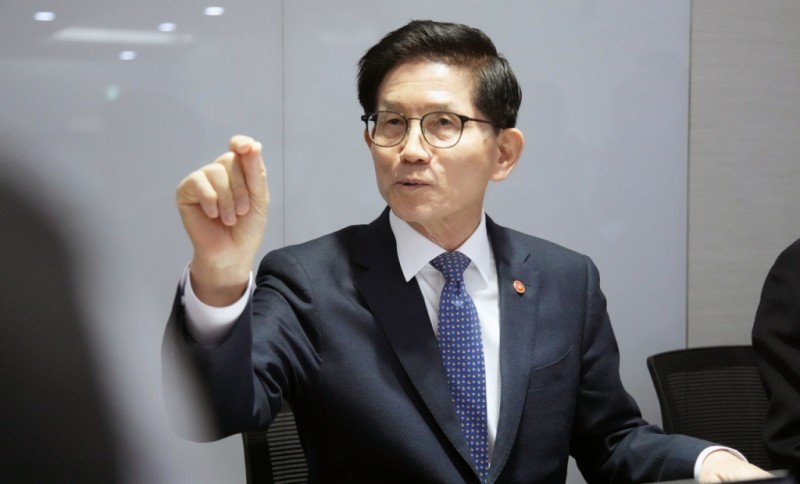 <b>김문수</b> 고용장관 "정년 연장보단 청년 고용이 먼저"