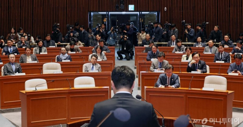 <b>민주당</b>, '국회→<b>광화문</b>' 장외<b>투쟁</b> 검토…"오늘밤 의총서 결정"