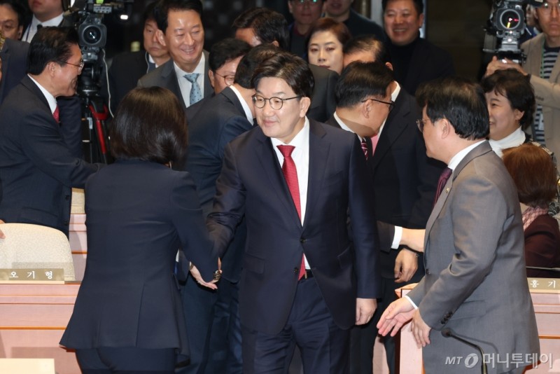 국민의힘 지도부 "장외투쟁으로 <b>헌재</b> 압박하는 행동 안 할 것"