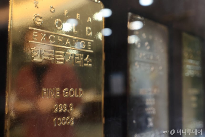 (서울=뉴스1) 신웅수 기자 = 국제 금값이 사상 첫 3000달러를 돌파한 13일 서울 종로구 한국금거래소에 금 제품이 전시되어 있다.  이날 미국 뉴욕상품거래소에서 4월 인도분 금선물은 온스당 3001.10달러에