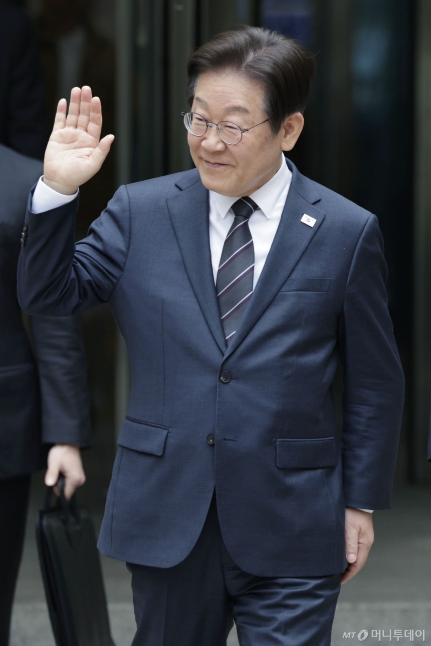 [서울=뉴시스] 최동준 기자 = 이재명 더불어민주당 대표가 25일 서울 서초구 서울중앙지방법원에서 열린 대장동 배임 및 성남FC 뇌물 의혹 오전 공판을 마친 뒤 법원을 나서며 지지자들에게 인사하고 있다. 2025.0