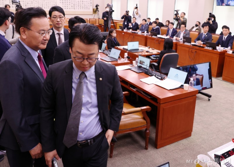 '尹 <b>탄핵심판</b> <b>선고</b>일 <b>신속</b>지정 <b>촉구 결의안</b>', 野 주도로 법사위 통과