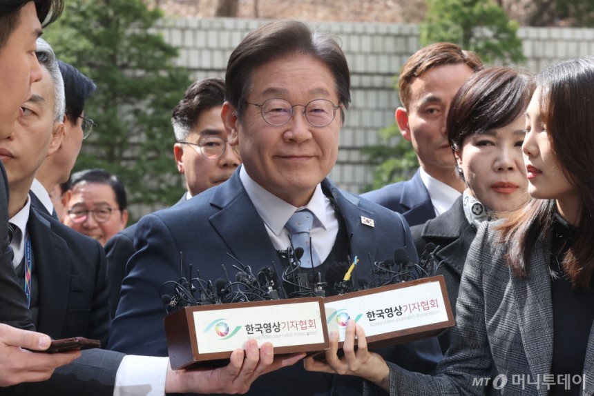 이재명 더불어민주당 대표가 26일 서울 서초구 서울고등법원에서 열린 공직선거법 위반 사건의 항소심 선고에 출석하고 있다. 2025.03.26. /사진=뉴시스 /사진=