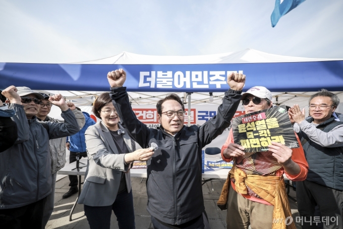 박선원 더불어민주당 의원과 모경종 의원을 비롯한 이재명 대표 지지자들이 26일 서울 종로구 광화문 고궁박물관 앞 더불어민주당 천막당사에서 이재명 더불어민주당 대표의 공직선거법 위반 2심 선고 무죄를 확인하자 만세를