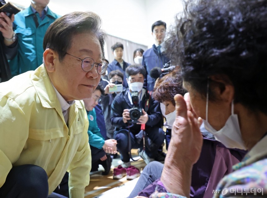 [의성=뉴시스] 이재명 더불어민주당 대표가 27일 오전 경북 의성군 점곡체육회관에 마련된 산불 이재민 대피소에서 피해 주민들을 격려하고 있다. 2025.03.27.
