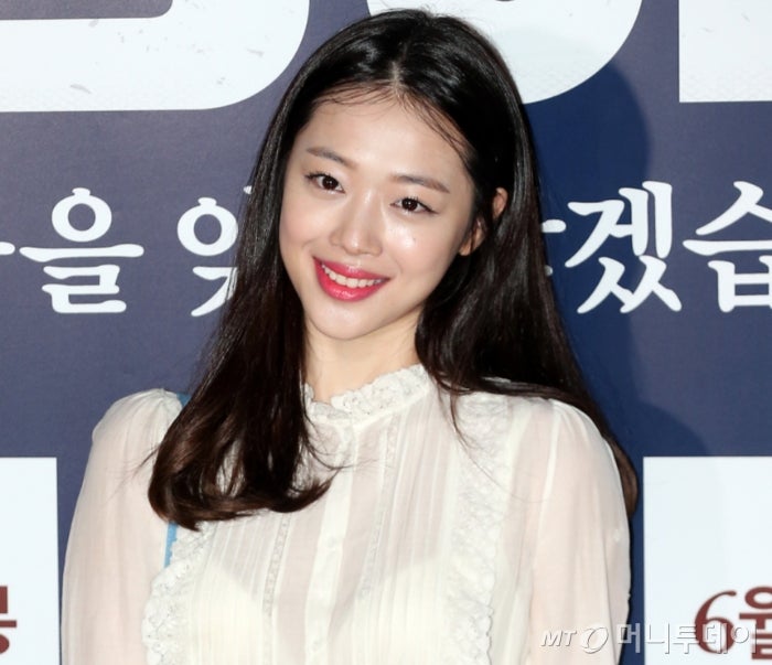 "<b>설리</b>, <b>베드신</b> 강요로 정신과 치료"…<b>유족</b>, <b>김수현</b> 형제 입장 촉구