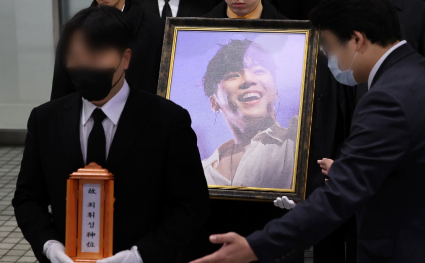 지난 16일 오전 서울 강남구 삼성서울병원 장례식장에서 고(故) 휘성의 발인이 엄수되고 있다. /사진=뉴스1