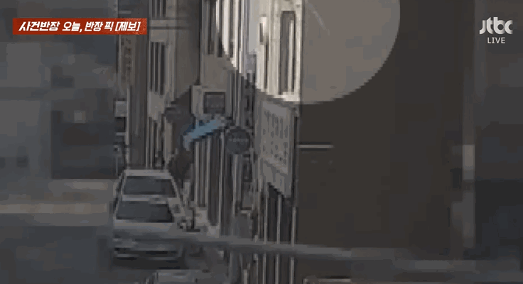 4階建物外壁一部が破損されて下に落ちながら駐車された自動車を襲う事故が発生した. /写真=JTBC 