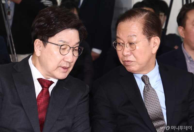 쪼개져선 승산 없다…탄핵사태 '징계'보단 '봉합' 택한 <b>국민의힘</b>