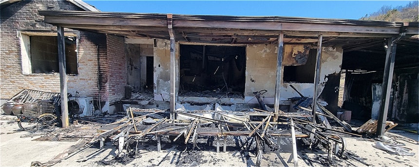 수많은 산불 피해 가구처럼, 몽실이가 살던 집도 모든 게 불타 사라졌다. /사진=도로시지켜줄개(@everlove8282)