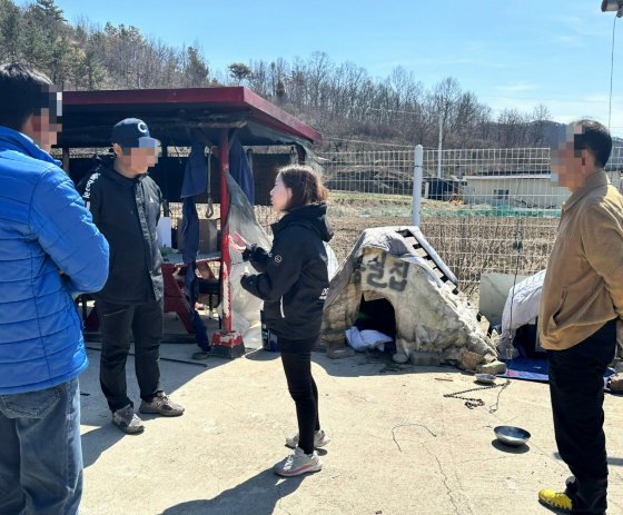 몽실이 가족들과 이야길 나누는 이효정 도로시지켜줄개 대표./사진=도로시지켜줄개(@everlove8282)