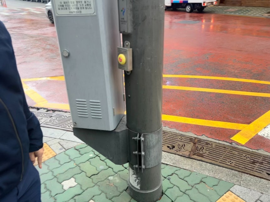 14일 오전 서울 마포구 공덕역 인근 한 횡단보도 앞 지주에는 음향신호기가 설치돼 있었다. 다만 장애인등편의법 시행규칙상 음향신호기가 설치된 곳 전면에는 점자블록이 있어야 하는데 해당 지주에는 없었다./사진=민수정 