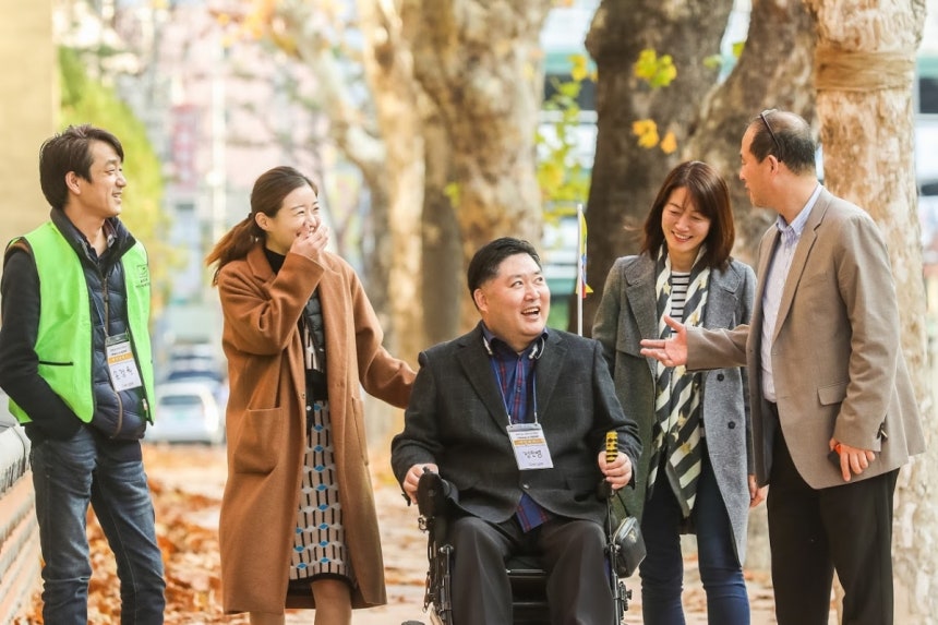 2018년 11월13일 대전 장애인접근성 커뮤니티매핑 행사 중 임 교수와 활동가, 자원봉사자들이 찍은 사진./사진제공=커뮤니티매핑센터.