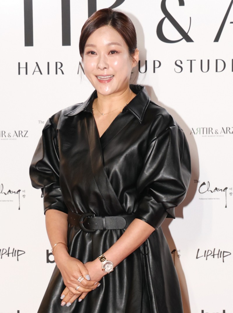 <b>현영</b>, '<b>명품 사은품 되팔이</b>' 해명 "정식 구매대행업체 통한 것"