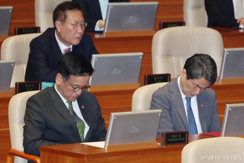 한덕수 이어 '탄핵 여파' 최상목 사퇴…'대행의 대행의 대행'된 <b>이주호</b>