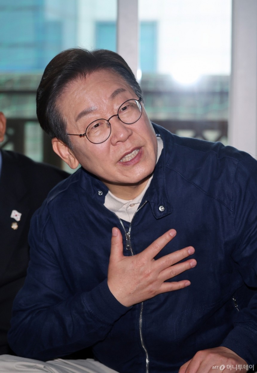 [화천=뉴시스] 조성우 기자 = 민심을 청취하는 '경청 투어'에 나선 이재명 더불어민주당 대선후보가 2일 오후 강원도 화천군 아4리 경로당을 방문해 어르신들과 대화하고 있다.(공동취재) 2025.05.02.pho