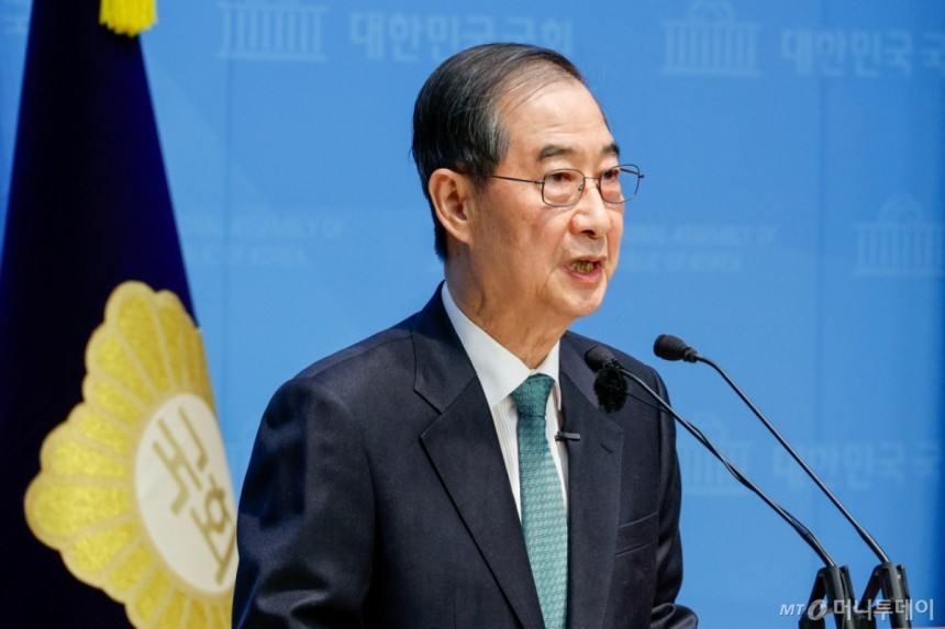 (서울=뉴스1) 안은나 기자 = 한덕수 전 국무총리가 2일 오전 서울 여의도 국회 소통관에서 '국민께 드리는 약속'을 주제로 제21대 대통령 선거 출마를 선언하고 있다.2025.5.2/뉴스1 Copyright (