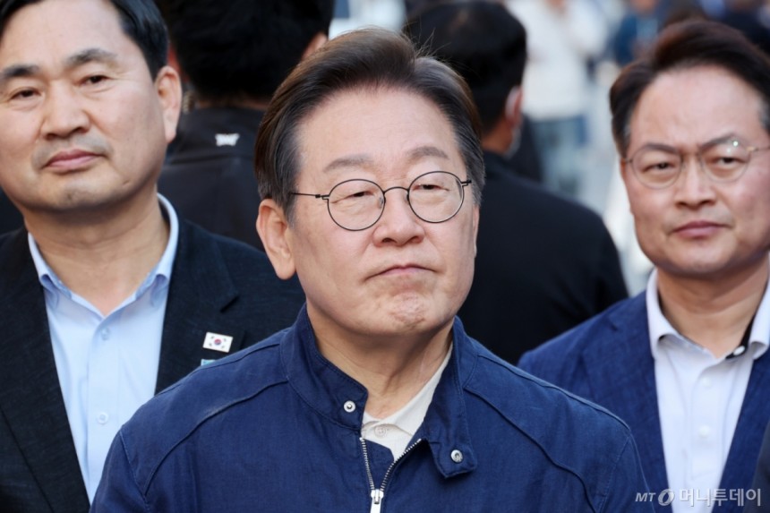 민심을 청취하는 '경청 투어'에 나선 이재명 더불어민주당 대선후보가 2일 오후 강원도 인제군 원통전통시장을 방문한 후 백브리핑을 하고 있다.2025.05.02./사진= 뉴시스