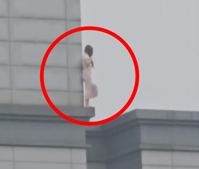 서울 강남구 역삼동 19층 건물 옥상에서 한 여성이 투신을 시도하는 소동이 벌어졌다./사진=온라인 커뮤니티