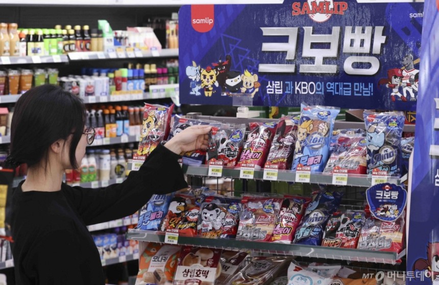 [서울=뉴시스] 김근수 기자 = 20일 서울 시내의 한 편의점에 크보빵을 판매하고 있다.SPC삼립이 프로야구 개막을 맞아 한국야구위원회(KBO),한국프로야구선수협회와 협업한 '크보빵'(KBO빵)을 출시한다고 