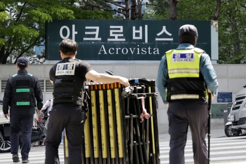[서울=뉴시스] 최동준 기자 = 검찰이 윤석열 전 대통령 사저에 대한 압수수색에 착수한 30일 서울 서초동 아크로비스타에 경찰이 경계 근무를 서고 있다.2025.04.30./사