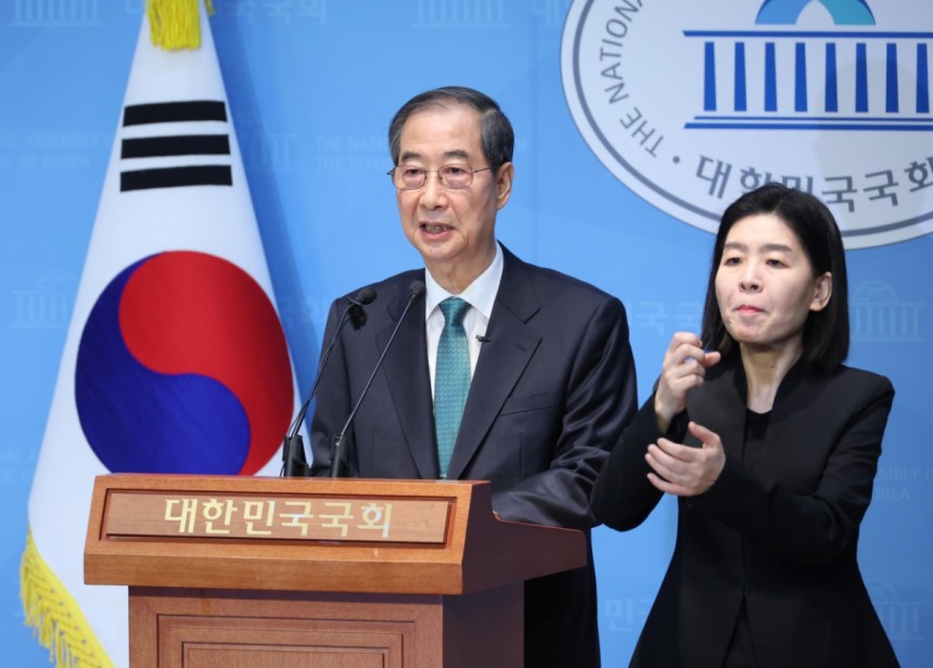 [서울=뉴시스] 고승민 기자 = 한덕수 전 국무총리가 2일 서울 여의도 국회 소통관에서 대선 출마 기자회견을 하고 있다.2025.05.02./사진=고승민