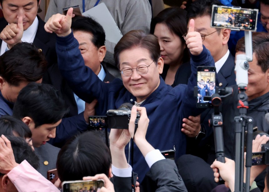 [연천=뉴시스] 조성우 기자 = 골목골목 경청투어에 나선 이재명 더불어민주당 대선후보가 1일 오후 경기도 연천군 전곡읍 인근에서 시민들에게 인사를 하고 있다.2025.05.01.