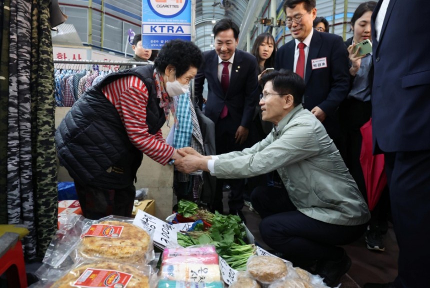 [대전=뉴시스] 고승민 기자 = 김문수 국민의힘 대선 경선 후보가 1일 대전중앙시장을 방문,상인들과 인사를 하고 있다.2025.05.01./사진=고승민