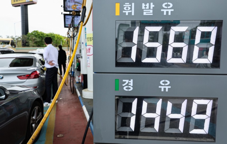 (서울=뉴스1) =지난 달 27일 서울 서초구 경부고속도로 만남의광장 주유소에 시민들이 주유를 하고 있다.한국석유공사 유가정보시스템 오피넷에 따르면 4월 넷째 주 전국 주유소 휘발유 평균 판매가는 직전 주 대비