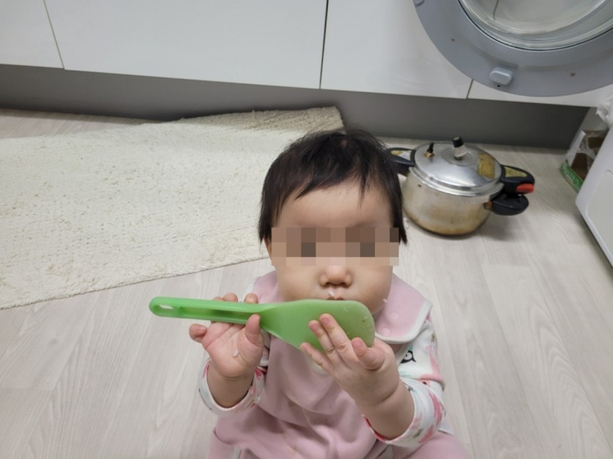 이유식을 잘 먹지 않던 아기,이제는 밥솥을 직접 탐할 때도 있다./사진=최우영 기자