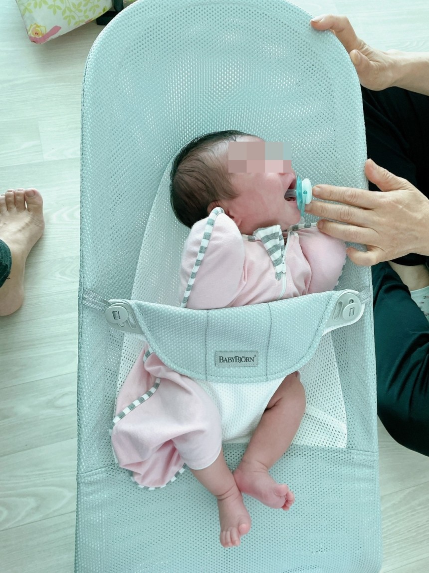 다른 애기들 다 앉는 바운서를 유독 즐기지 못하던 아기.이제는 많이 커서 바운서에 들어가지도 않는다./사진=최우영 기자