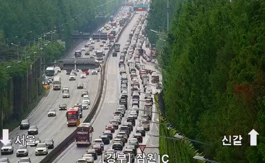 5월 황금연휴가 본격적으로 시작된 오늘(3일) 전국 고속도로 교통 상황이 혼잡할 것으로 보인다./사진=로드플러스 갈무리