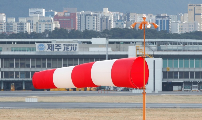 지난 2월7일 오후 제주국제공항 활주로의 풍향계가 초속 20m 내외의 강한 바람에 펄럭이고 있다./사진=뉴시스 /사진=우장호