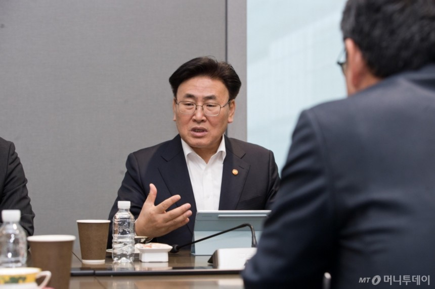 유상임 과학기술정보통신부 장관이 4월 30일 오전 서울 중구 SK텔레콤 본사를 방문해 유심 해킹 사고와 관련한 조치 현황을 점검하고 있다./사진=과학기술정보통신부