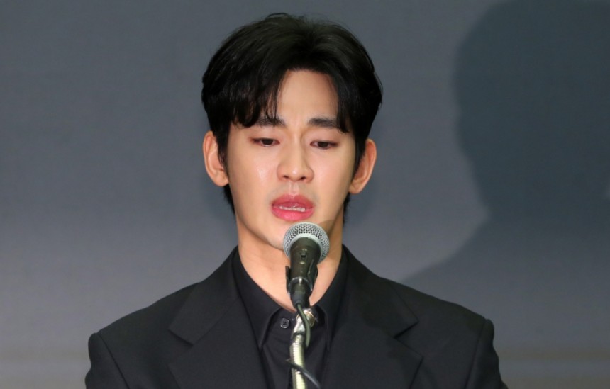 배우 김수현이 광고주로부터 58억원에 이르는 손해배상소송을 당했지만, 배상 책임이 인정될 가능성은 크지 않다는 법조계 전망이 나왔다. /사진=뉴시스