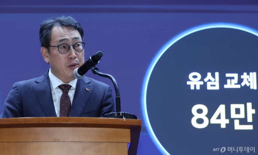 유영상 SK텔레콤 대표가 2일 오전 서울 중구 SK텔레콤 T타워에서 유심 해킹 사이버 침해 관련 언론설명회를 하고 있다./사진=뉴시스