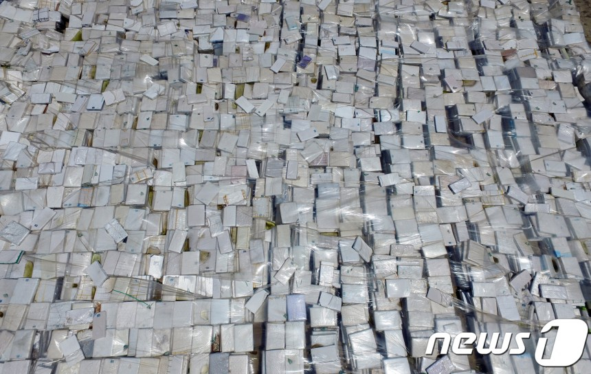 충남 당진시 당진항 야적장에 전국에서 수거된 대진침대의 라돈검출 매트리스 1만 6000여개가 쌓여 있다.원자력안전위원회는 지역 주민들과 현장에서 매트리스 해체 작업 하는 것에 합의해 조만간 작업에 착수 할 것으로