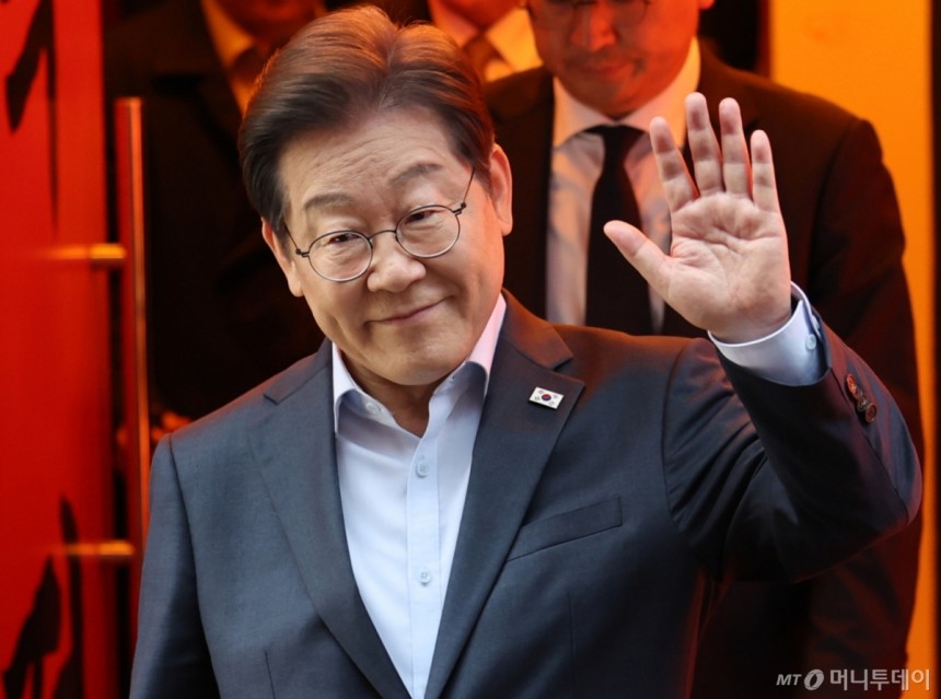 (서울=뉴스1) 이재명 기자 = 이재명 더불어민주당 대통령 후보가 1일 서울 종로구의 한 포차 식당에서 '당신의 하루를 만드는,보이지 않는 영웅들'이란 주제로 열린 배달 라이더,택배 기사 등 비(非)전형 노동자들