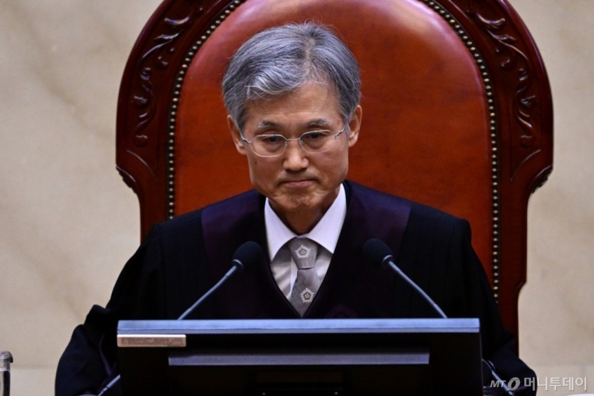 (서울=뉴스1) 사진공동취재단 = 조희대 대법원장이 1일 오후 서울 서초구 대법원 대법정에서 이재명 더불어민주당 대통령 후보의 공직선거법 위반 사건 상고심 선고를 준비하고 있다.2025.5.1/뉴스1 Copyri
