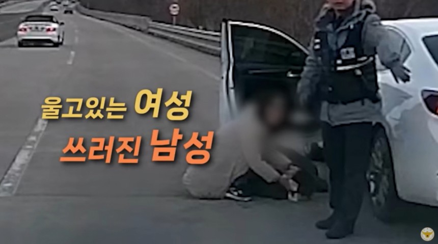 협심증을 앓는 남성이 운전 중 도로 한복판에 쓰러졌지만 경찰 도움으로 병원에서 치료 받고 무사히 회복했다./사진=경찰청 유튜브 갈무리 
